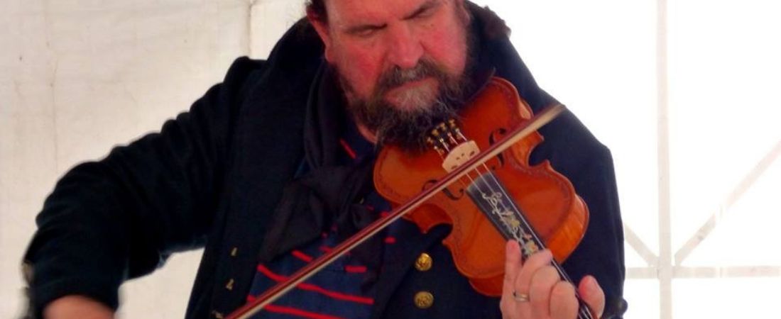 Simon Spalding playing violin