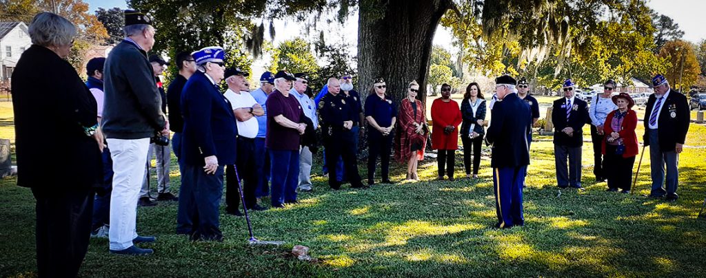 Ceremony held after cleanup of veterans' graves in Greenwood Cemetery in Nov. 2021 (photo by New Bern Now)