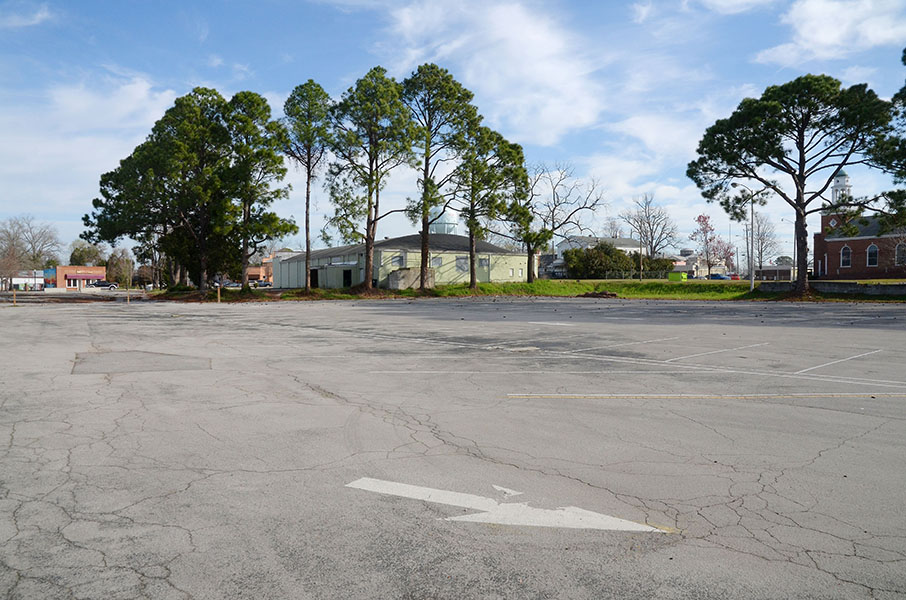 The New Bern Board of Aldermen have requested an appraisal of the site of the former Days Inn hotel, which has been vacant for nearly seven years. Photo by Todd Wetherington.