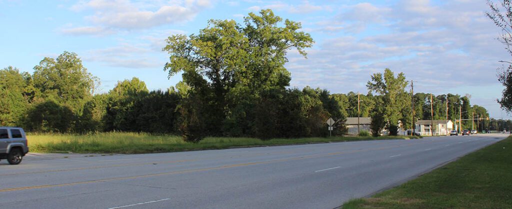 Vacant lot at Neuse Boulevard and Kensington Park Drive in New Bern, NC. (Photo by Wendy Card)