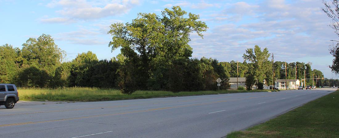 Vacant lot at Neuse Boulevard and Kensington Park Drive in New Bern, NC. (Photo by Wendy Card)