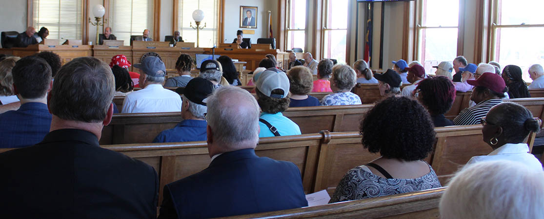 Citizens pack the courtroom during the Board of Aldermen meeting on May 13, 2025 in New Bern, NC. (Photo by Wendy Card)