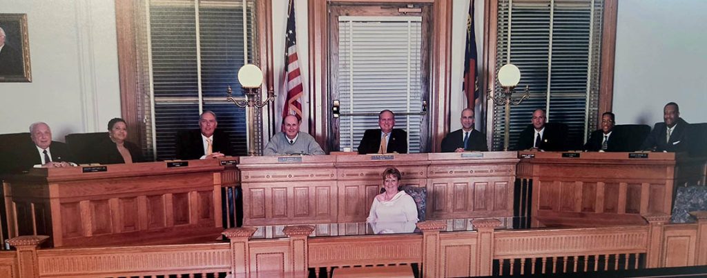 Photo of the 2006 Board of Aldermen, city manager, mayor, city attorney and city clerk at City Hall in New Bern, NC.