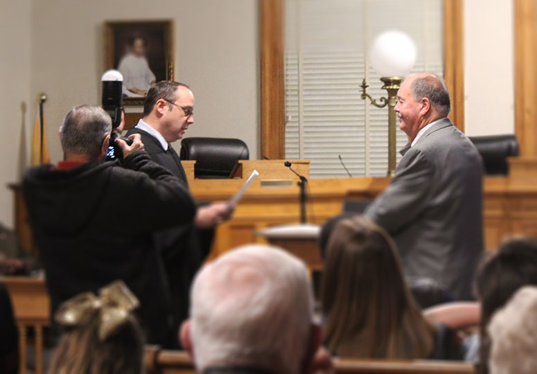 Superior Court Judge Gus Willis administers oath to Alderman Bobby Aster of Ward 3. (Photo by Wendy Card)