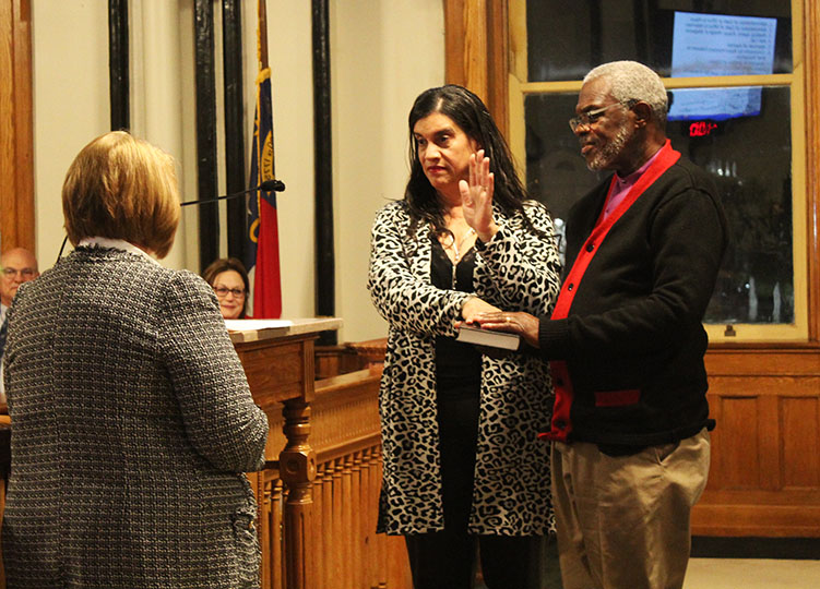 City Clerk Brenda Blanco administers oath to Alderman Barbara Best of Ward 5. (Photo by Wendy Card)
