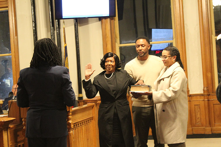 Latisha Bell administers oath to Alderman Sharon Bryant of Ward 2. (Photo by Wendy Card)