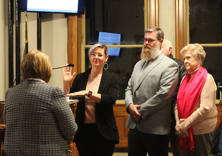 Superior Court Judge Gus Willis administers oath to Alderman Lainy White of Ward 4. (Photo by Wendy Card)