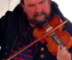 Simon Spalding playing violin